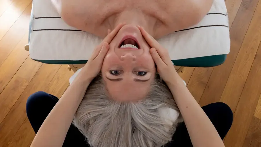 Gesichtsbehandlung im Spa, von oben fotografiert