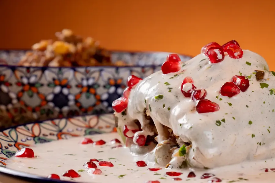 Chiles en Nogada mit Granatapfelkernen