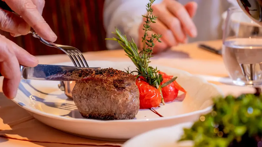 Rinderfilet mit Rosmarin, Gast schneidet an