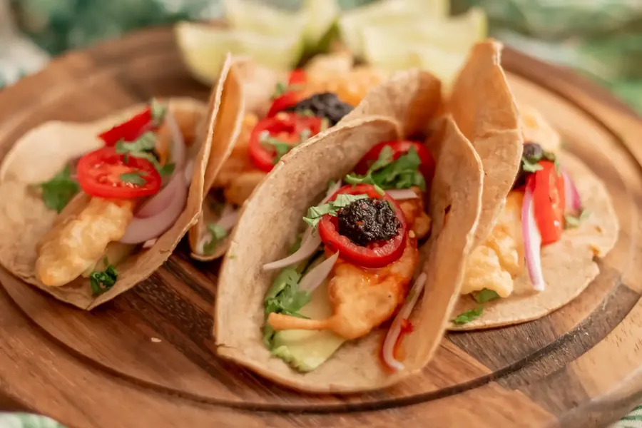 Zwei Tacos auf einem Holzbrett